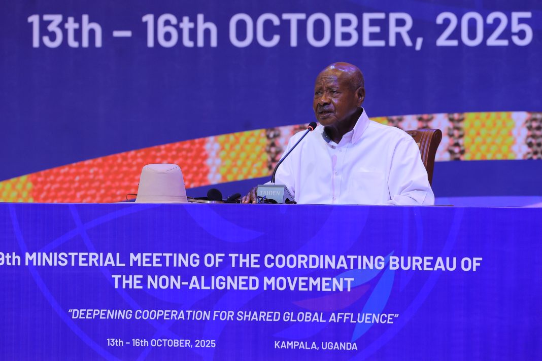 H.E. Yoweri Kaguta Museveni giving his opening Remarks