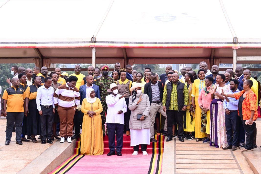 President Museveni, First Lady Janet Museveni and Minister for Kampala Hajat Minsa Kabanda pose for a photo with some of the bazukulu during a meeting with mechanics and garage operators at Kololo on Sund