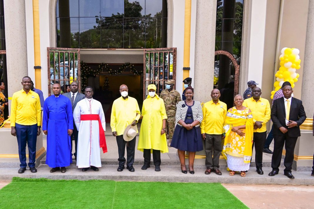 President Museveni and First Lady Janet Museveni (C) pose for a photo with the clergy and members of St. John's Church Entebbe during its commissioning on Monday. PPU Photo